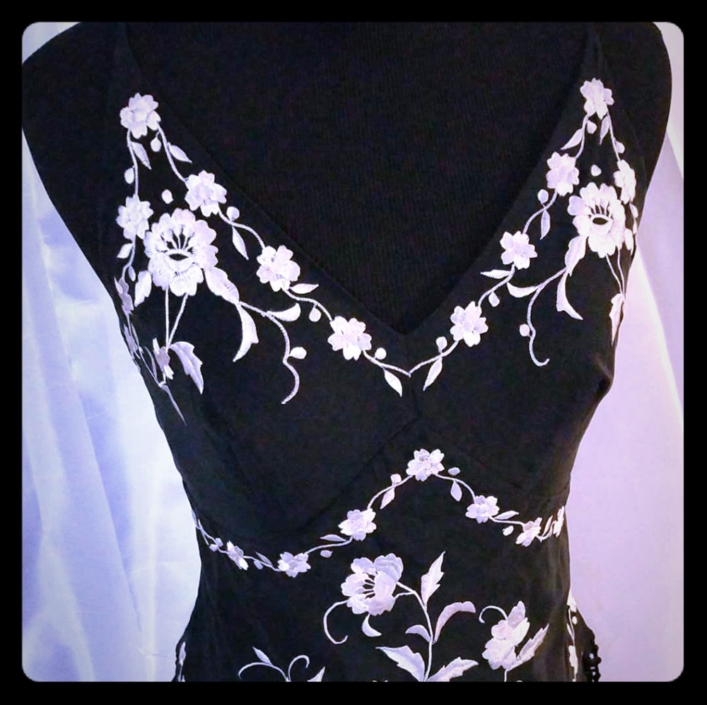 🆕️w/tag SUE WONG 100% SILK BLACK, WHITE, SIZE 6